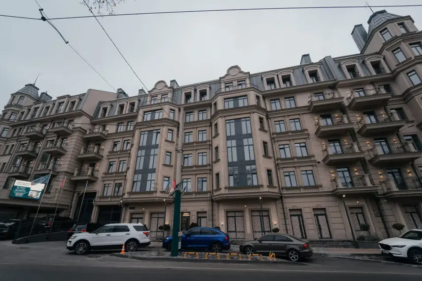 ЖК Консул — фото дома со стороны улицы
