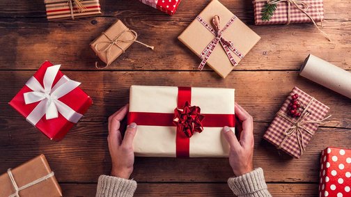 Какой подарок подарить подруге: варианты оригинальных и памятных подарков для лучшей подруги