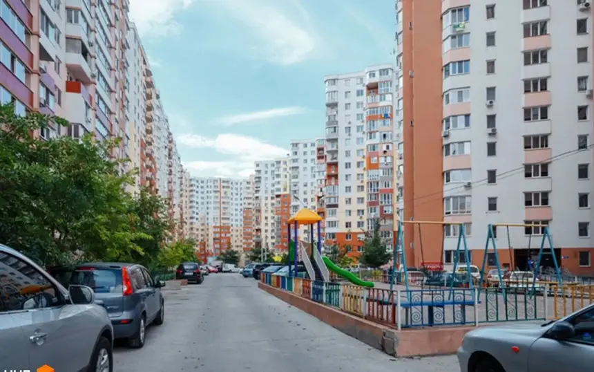 ЖК Радужный — фасад домов и улица