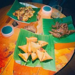 Samosas and appetizer bites served with drinks at Vonfidel Ranch