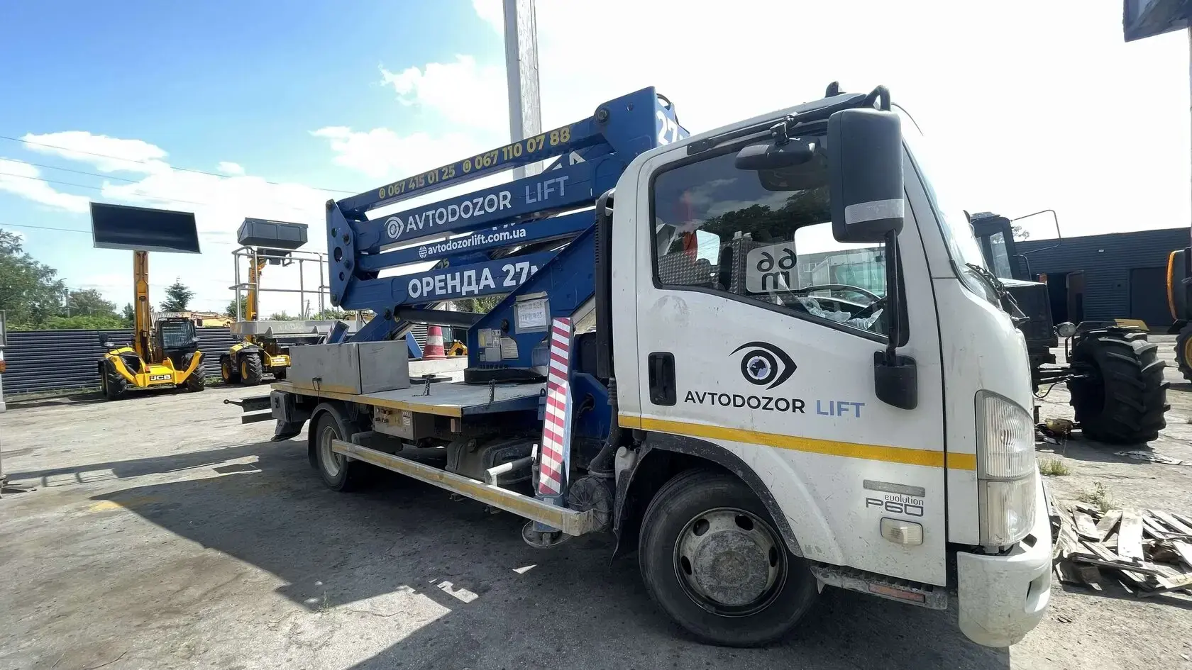 Автовишка АГП-27 з телескопічною стрілою, брендована Avtodozorlift, під час підготовки до виїзду
