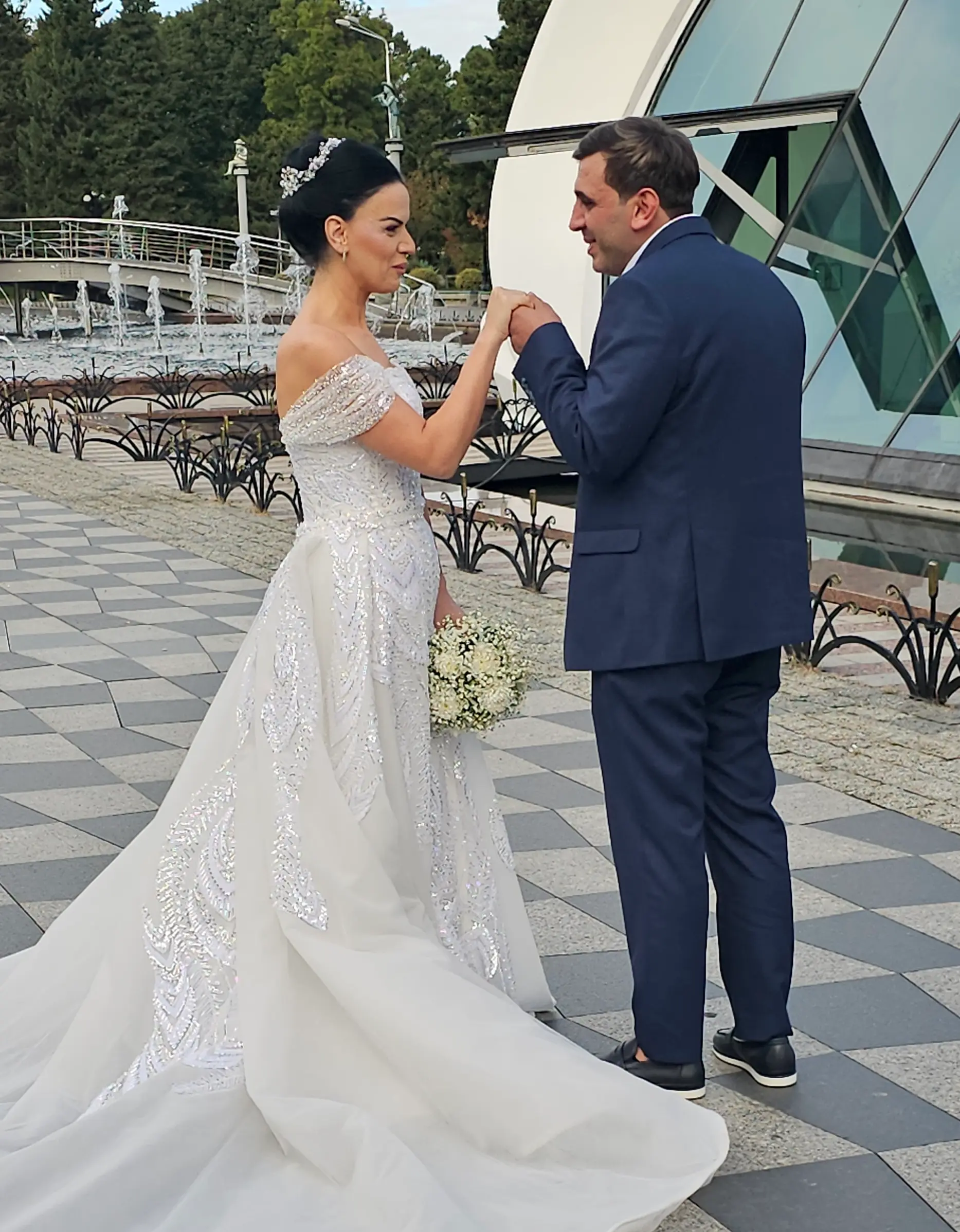 Свадебная фотозона около дворца Дельфин в Батуми