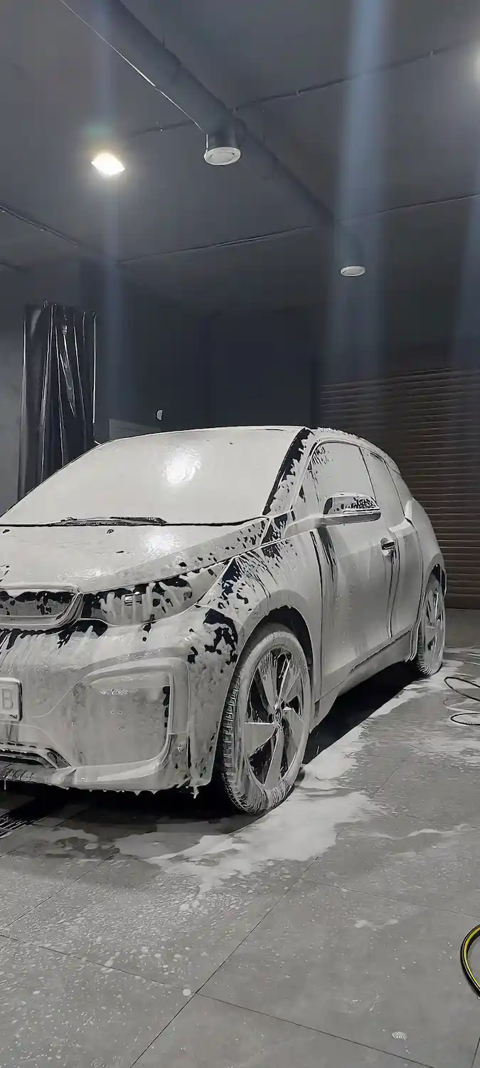 Трьохфазна мийка BMW у Carbon Detailing, Дніпро — ретельне очищення без подряпин, хімічних нальотів і водяних розводів