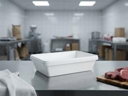 Белый плоский пластиковый лоток 750 мл с крышкой на прилавке кулинарии мясного магазина рядом с электронными весами