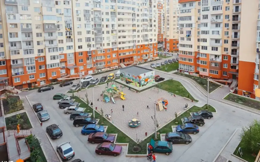 ЖК Радужный — детская площадка и дома