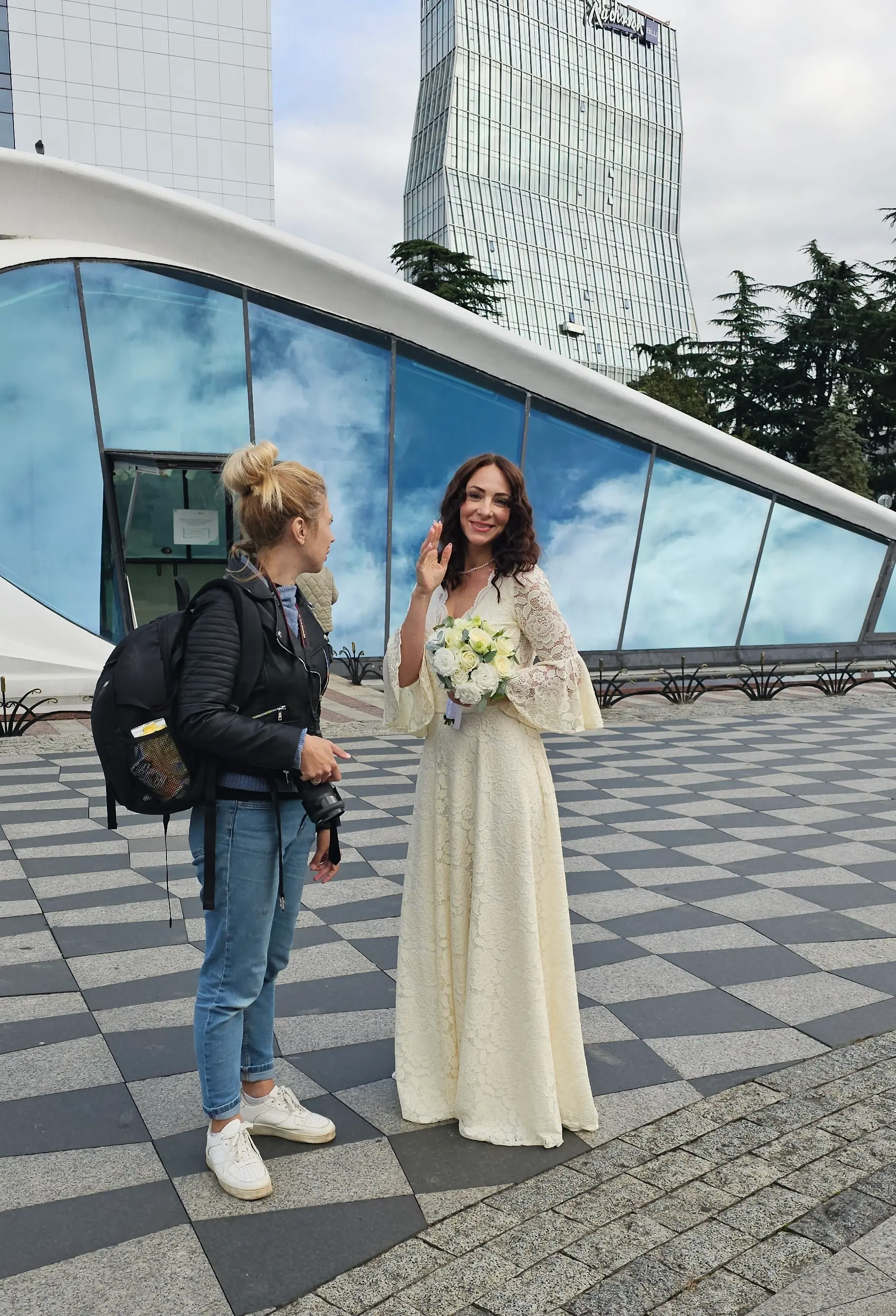 Фотограф и невеста около дворца бракосочетания в Батуми