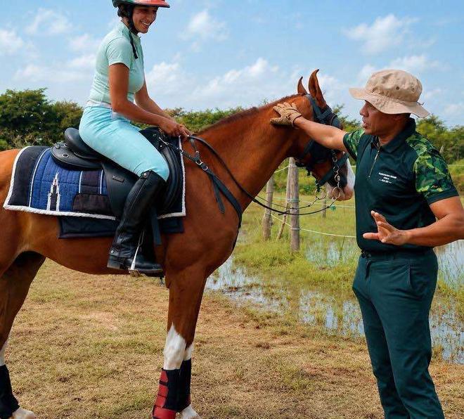 Vonfidel Ranch instructor guiding a rider during a horsemanship training session in Sri Lanka